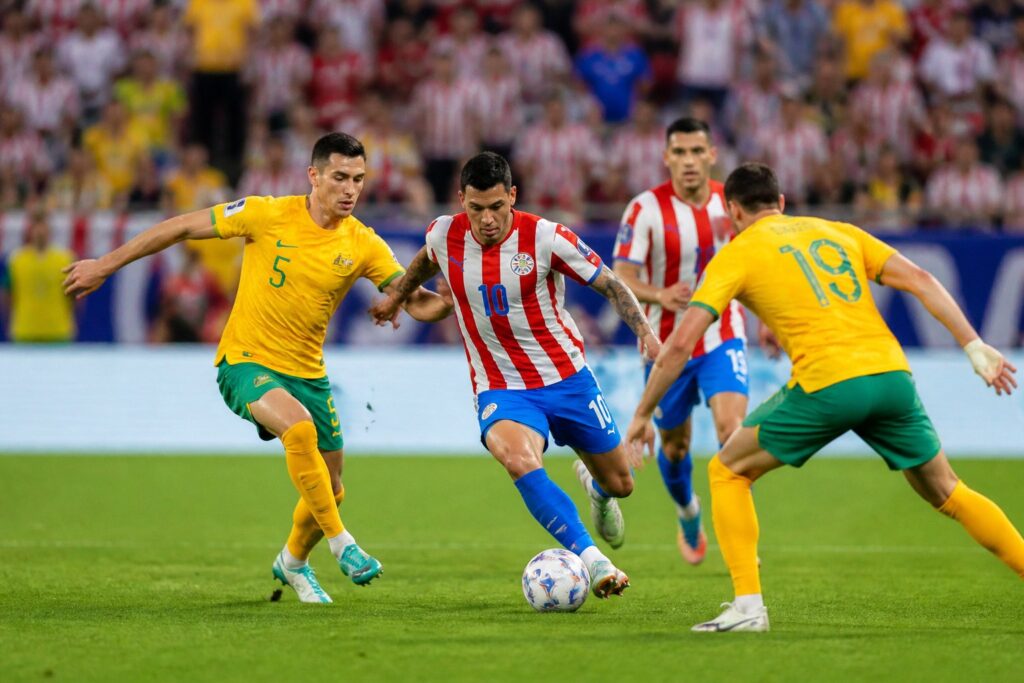 Paraguay ve Avustralya futbol takımlarının Dünya Kupası maçında sahada mücadele ettiği bir an.